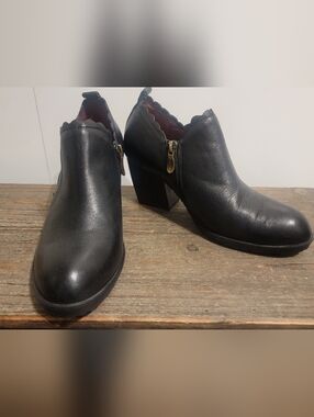 Spring Step Lartiste Black Leather Scalloped Ankle Booties with Side Zip